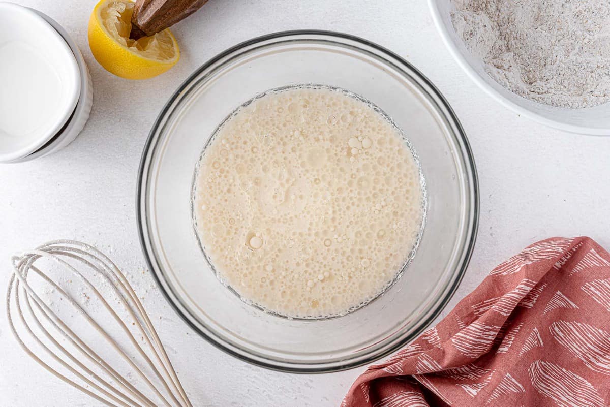 Ingredientes húmedos en un bol.
