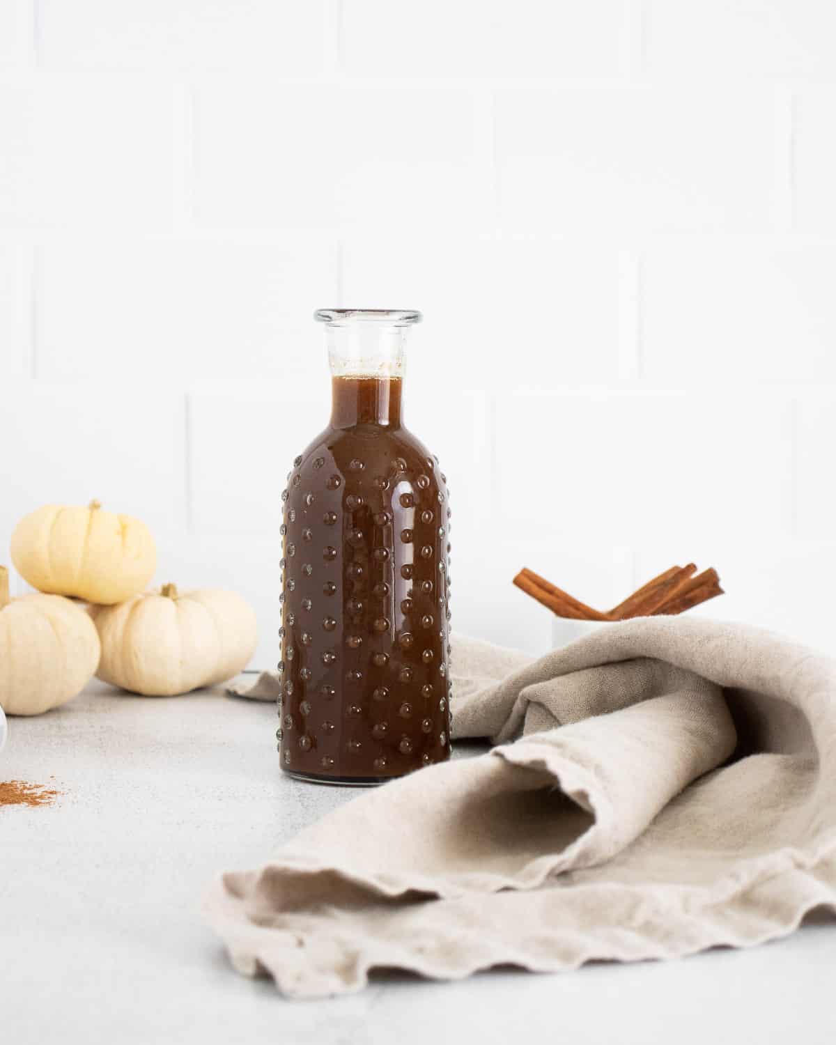 Jarabe de azúcar moreno y calabaza en una botella de vidrio.