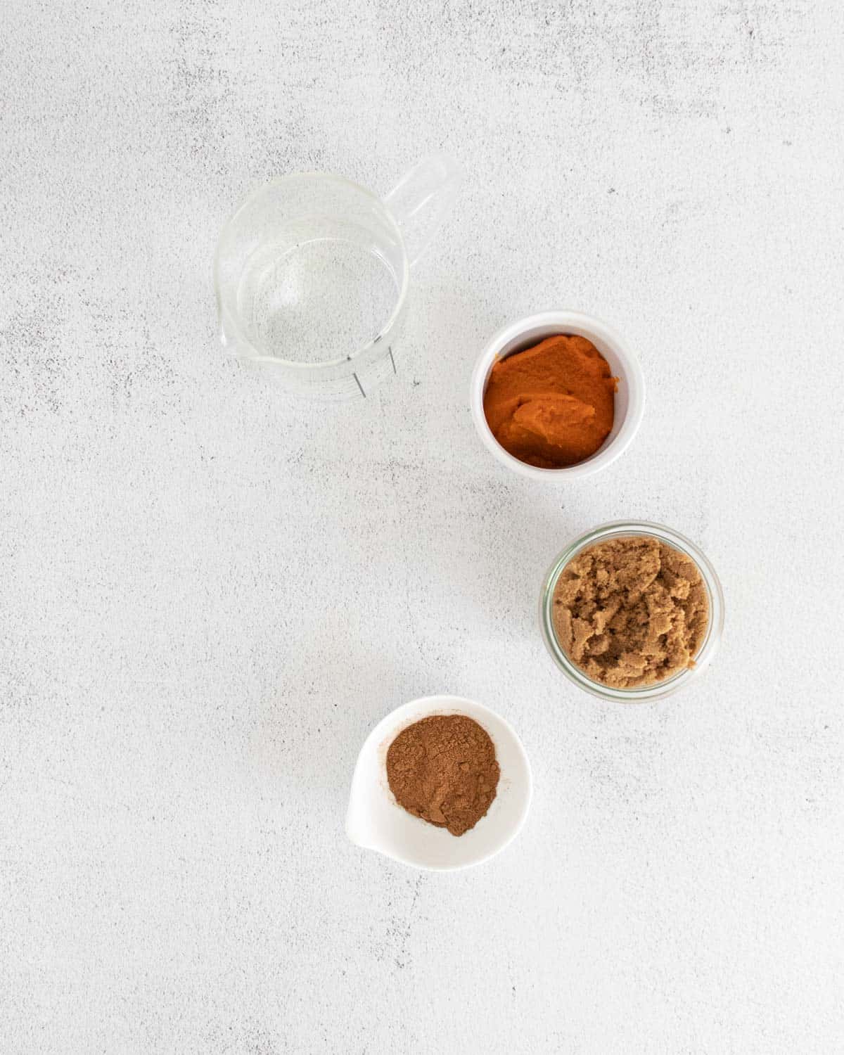 Ingredientes para un latte de especias de calabaza.