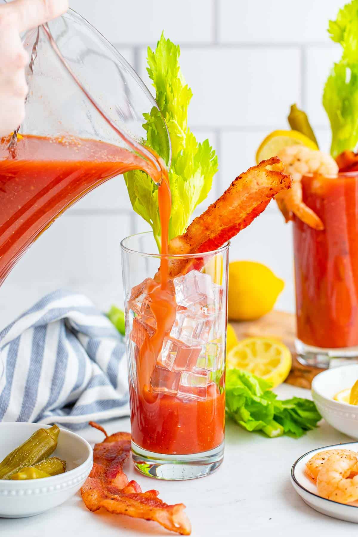Bloody mary a base de jugo de tomate siendo vertido sobre hielo.