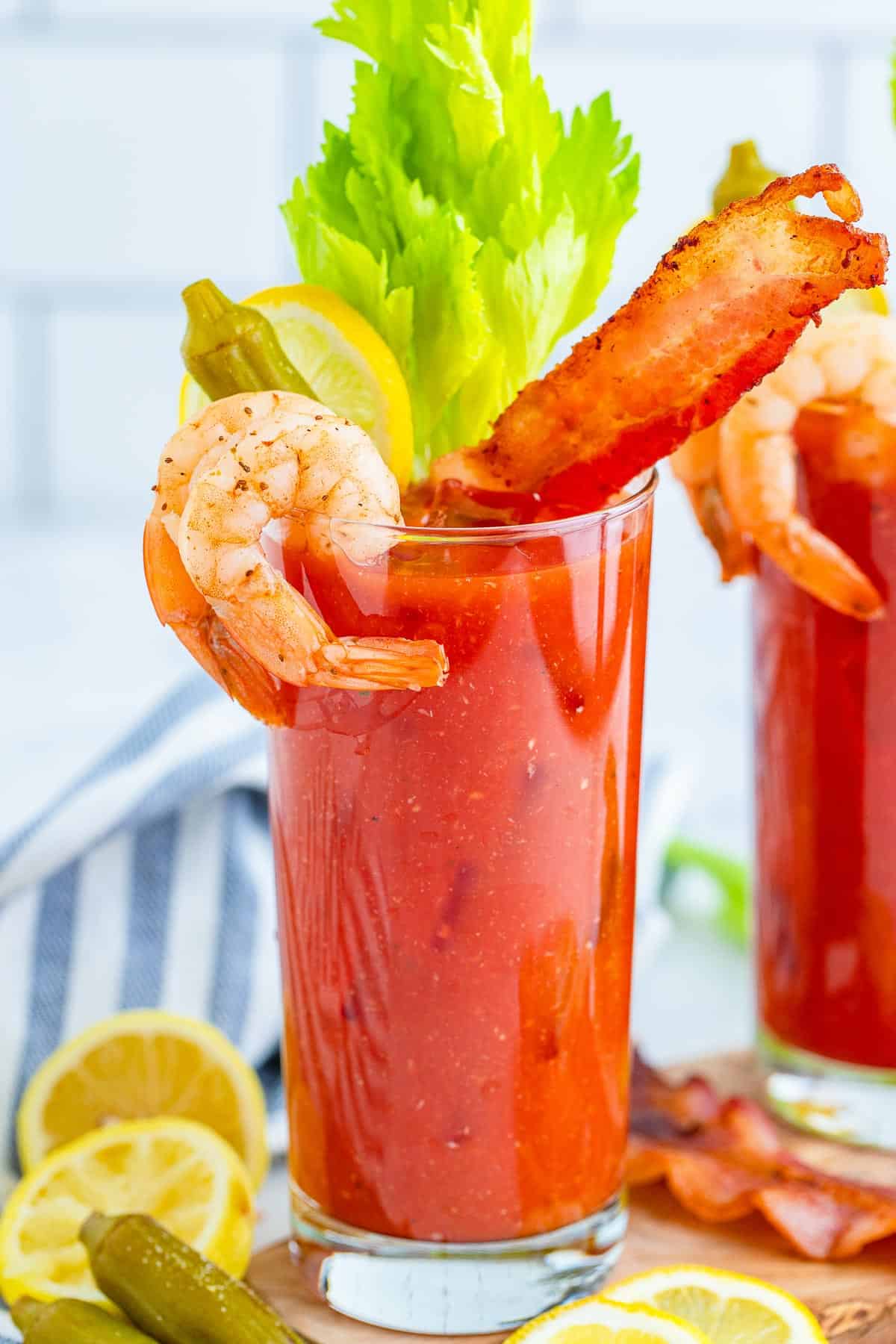 Detalle de una bebida bloody mary cargada.