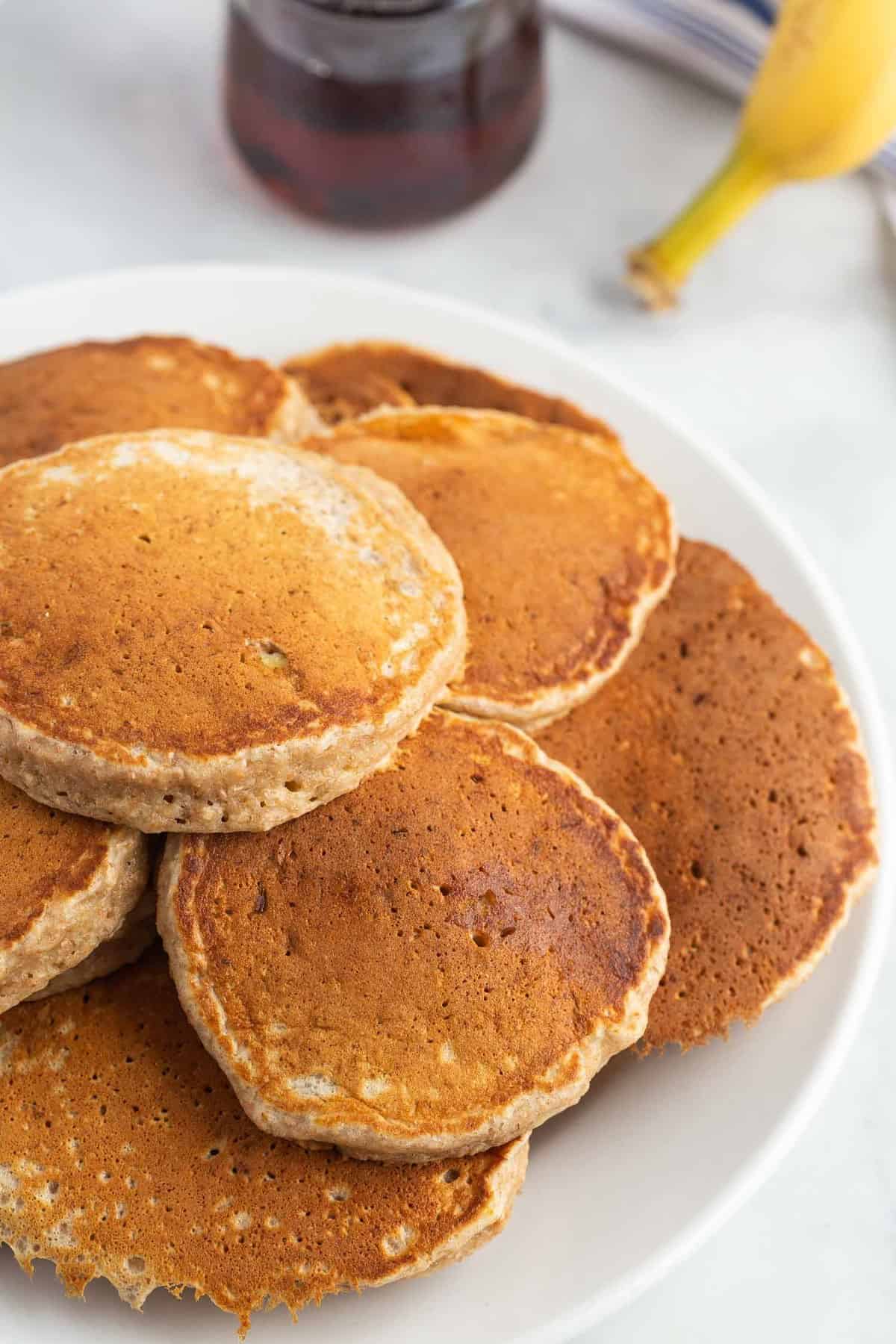 Panqueques apilados en un plato blanco.