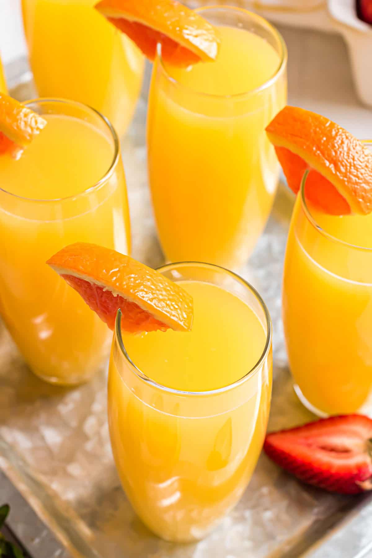 Vista aérea en ángulo de mimosas adornadas con rodajas de naranja.