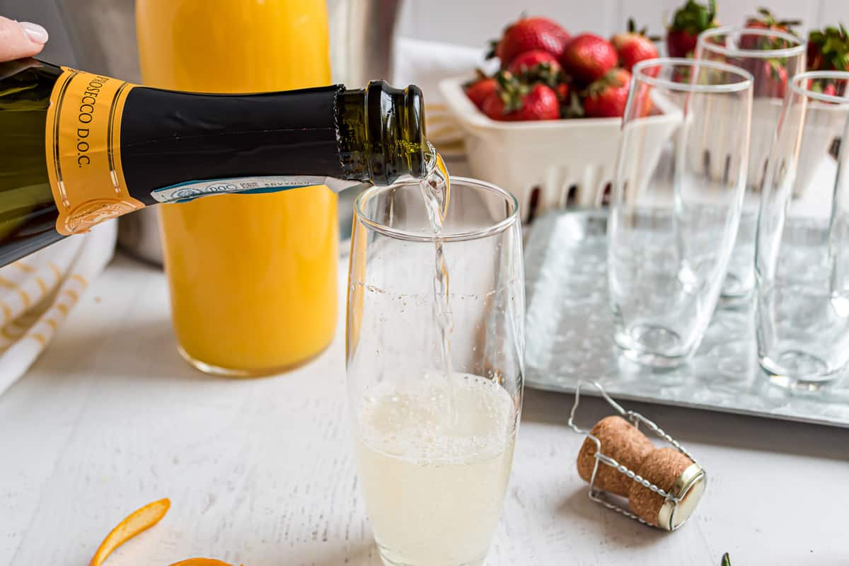 Prosecco siendo vertido en un vaso.