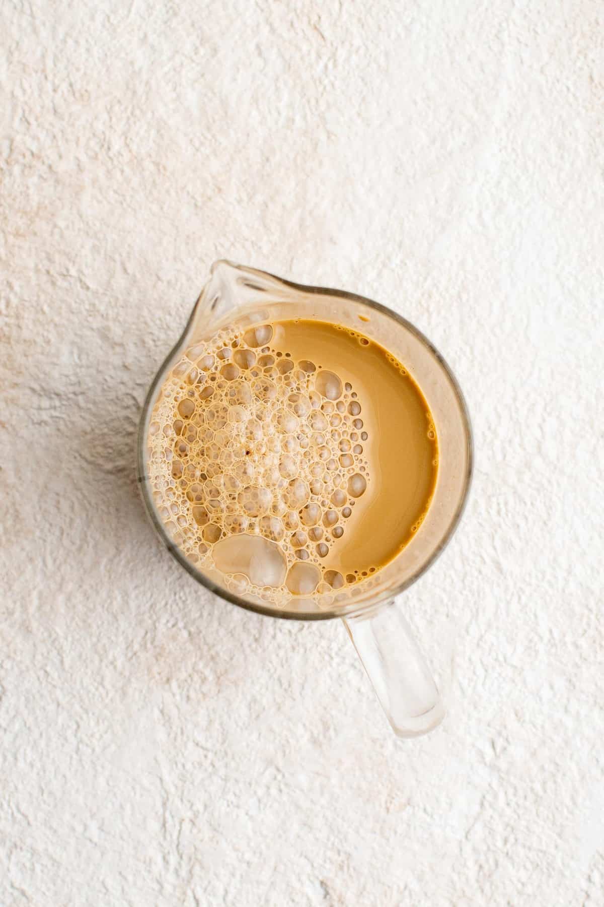 Leche y café mezclados.