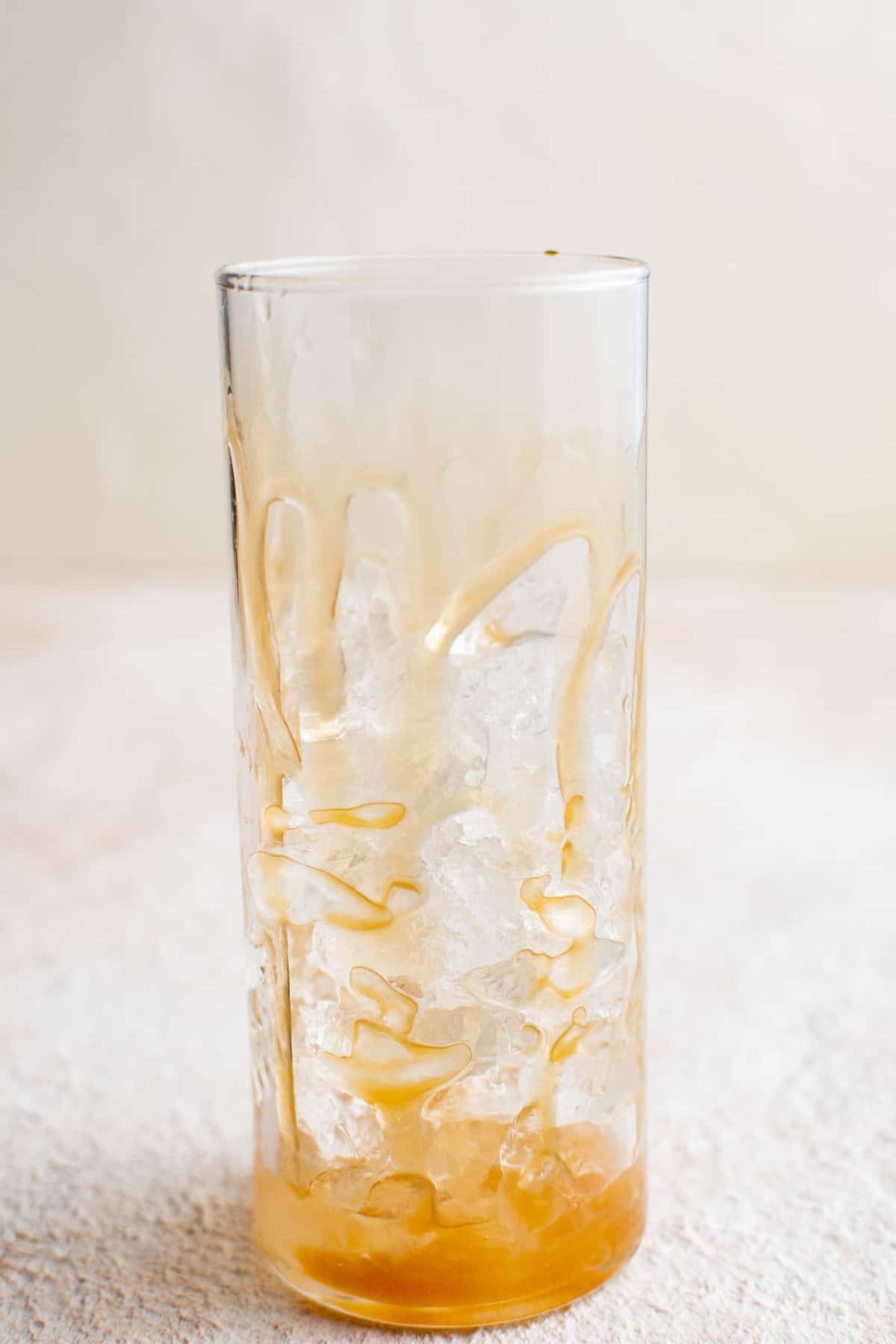 Caramelo rociado en un vaso vacío.