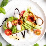 Tostada de aguacate estilo Caprese