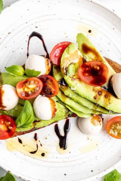Tostada de aguacate estilo Caprese