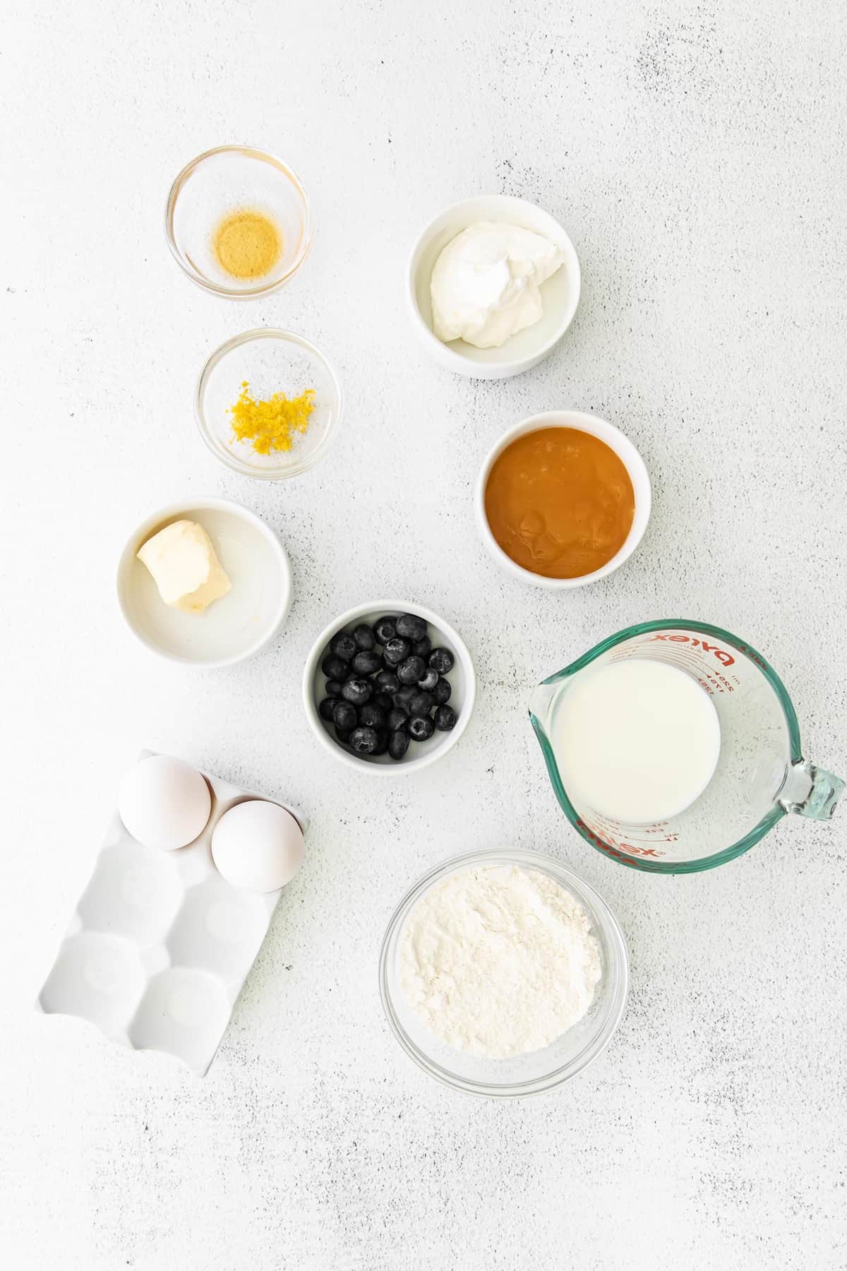 Vista aérea de los ingredientes necesarios para la receta.