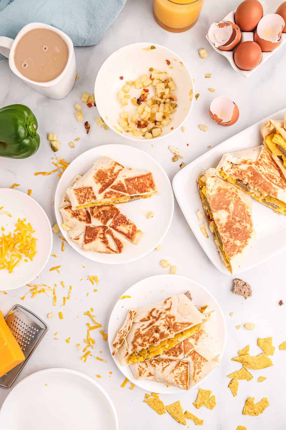 Vista aérea de crunchwraps hechos con ingredientes para el desayuno.