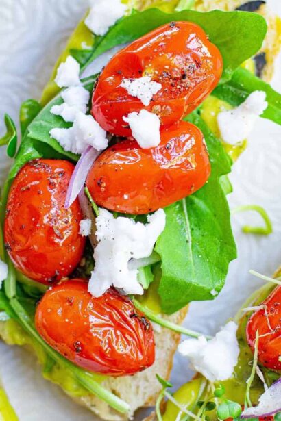 Tostada de Aguacate con Tomate Asado
