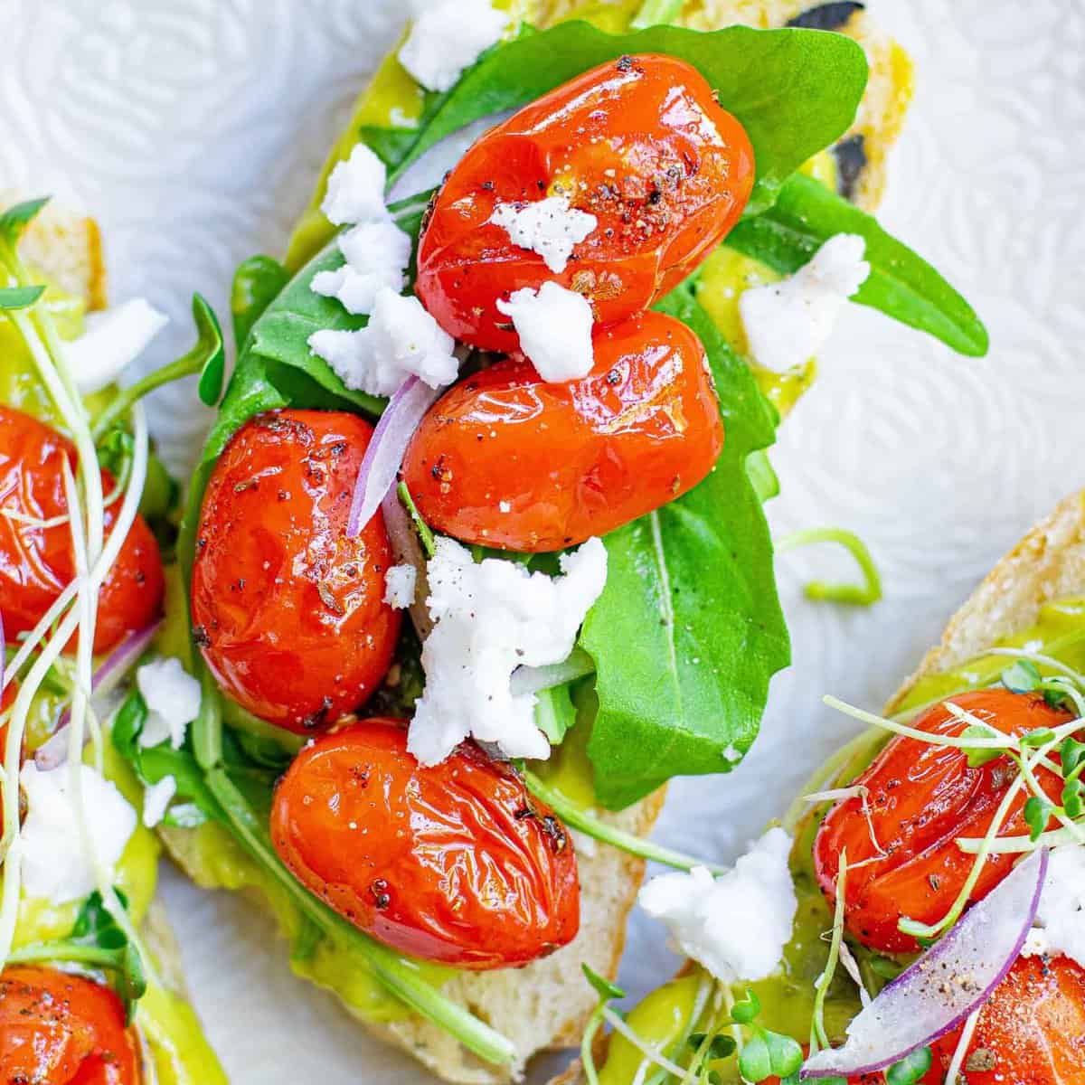 Tostada de Aguacate con Tomate Asado
