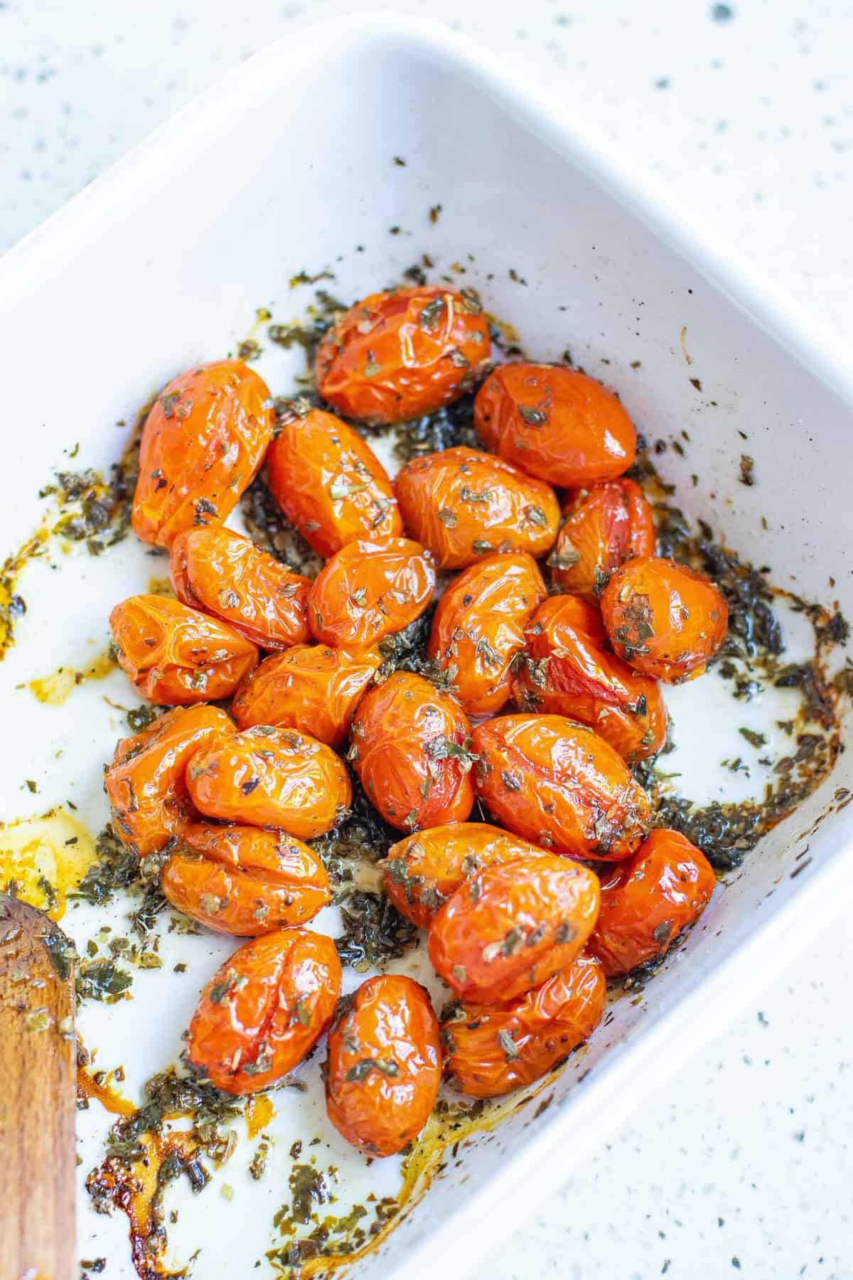 Tomates asados en una bandeja blanca.