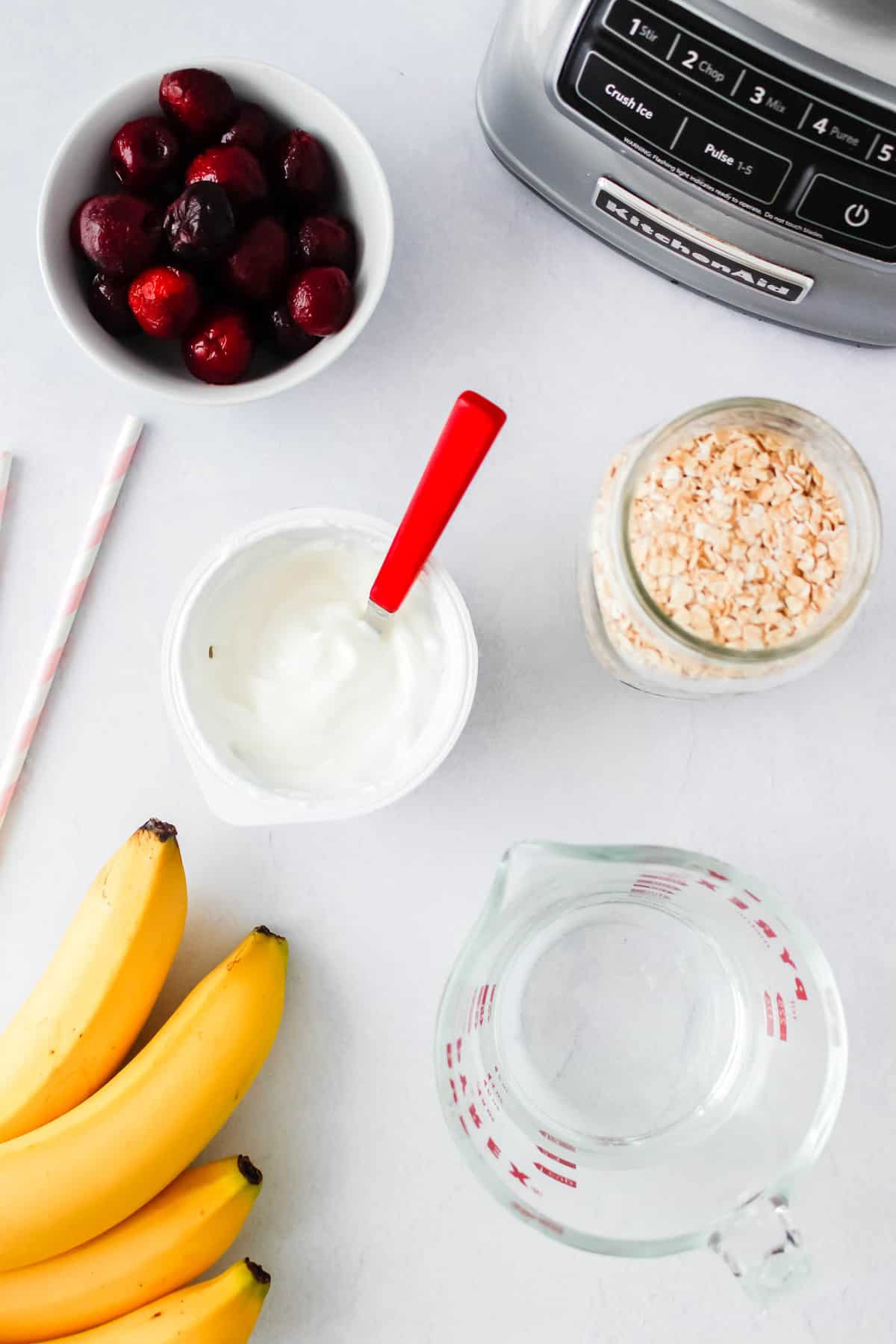 Vista aérea de los ingredientes necesarios para hacer un batido.
