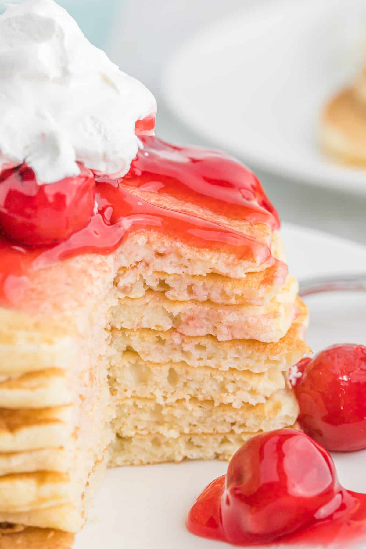 Montón de panqueques de tarta de cereza, cortado para mostrar la textura.