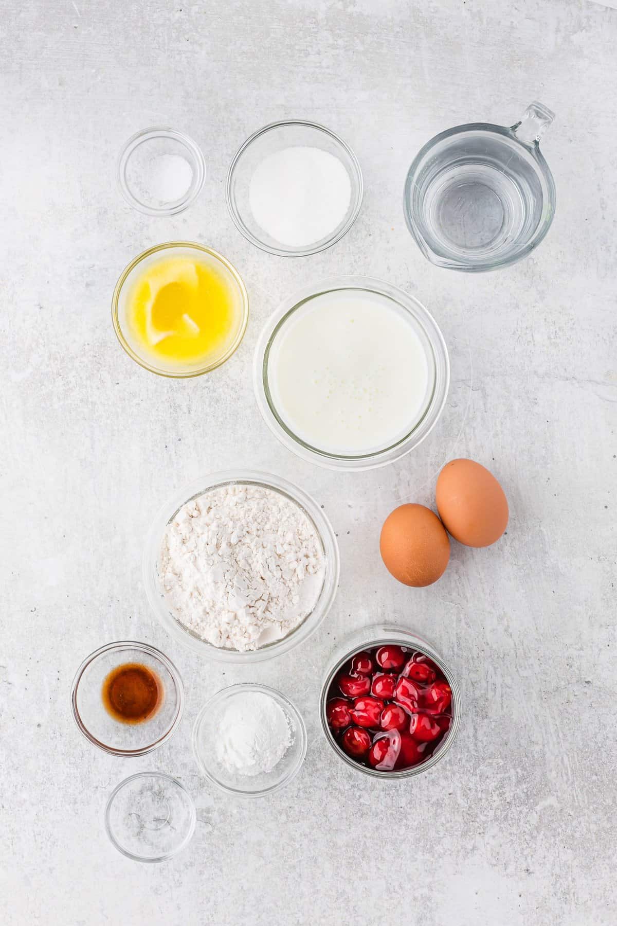 Ingredientes en tazones separados, incluyendo relleno de tarta de cereza.