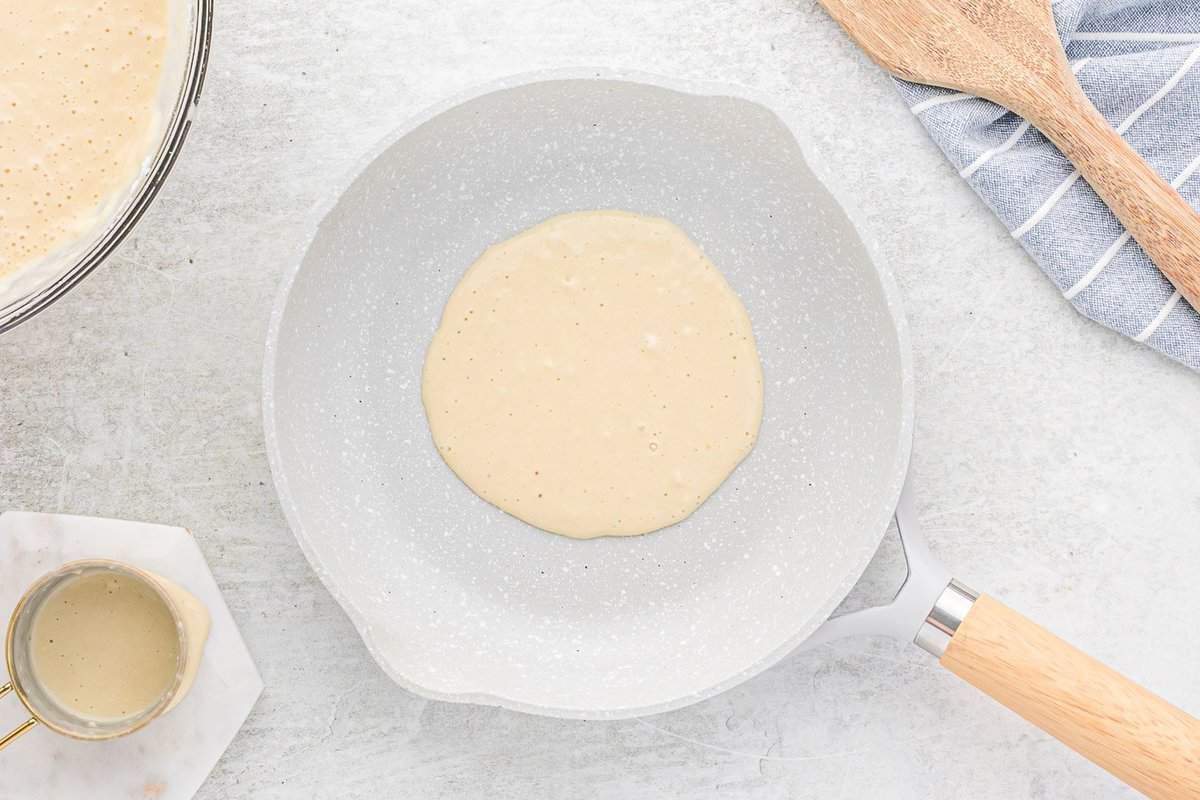 Panqueque cocinándose en la sartén.