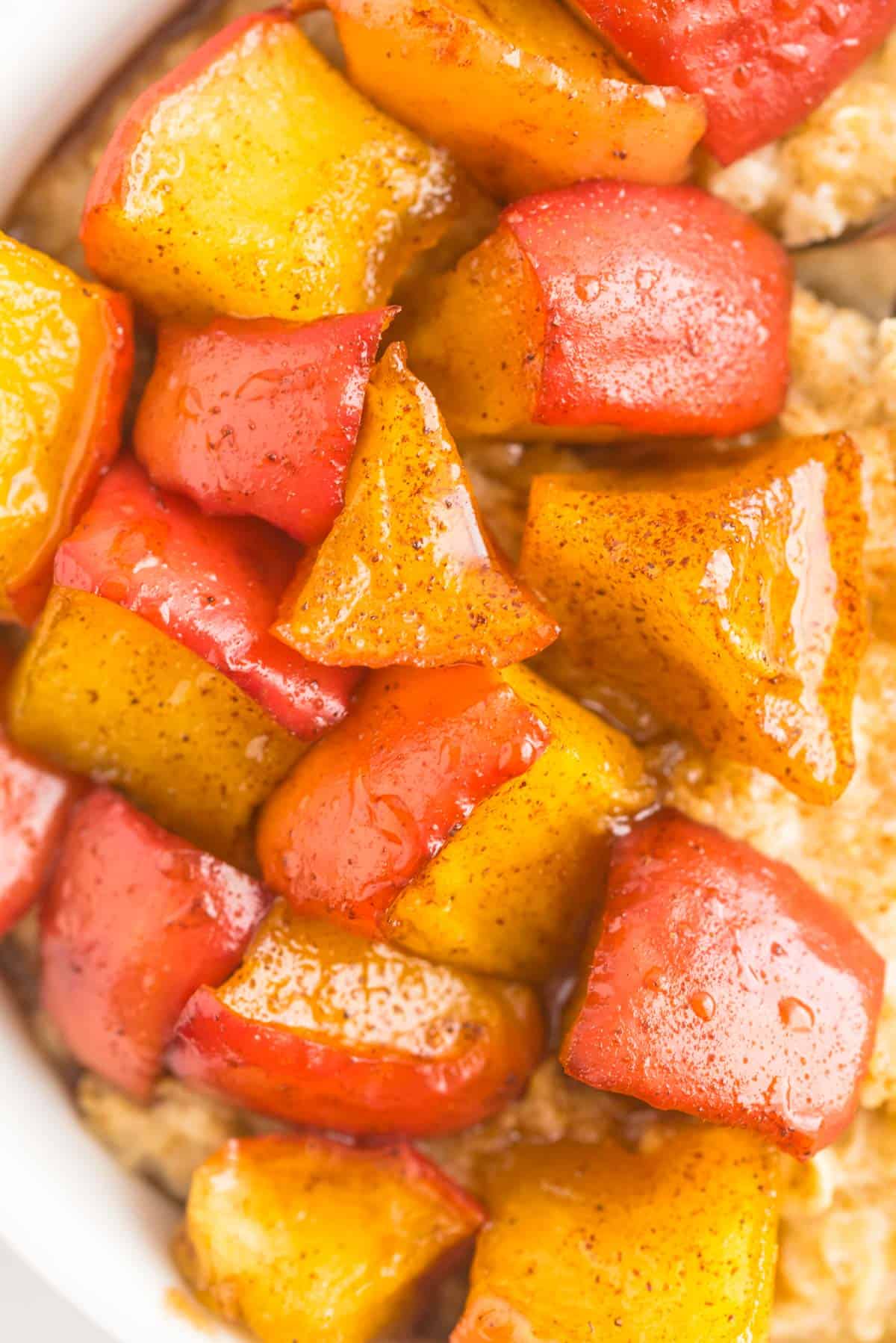 Primer plano de manzanas cocidas y picadas en un jarabe de canela.