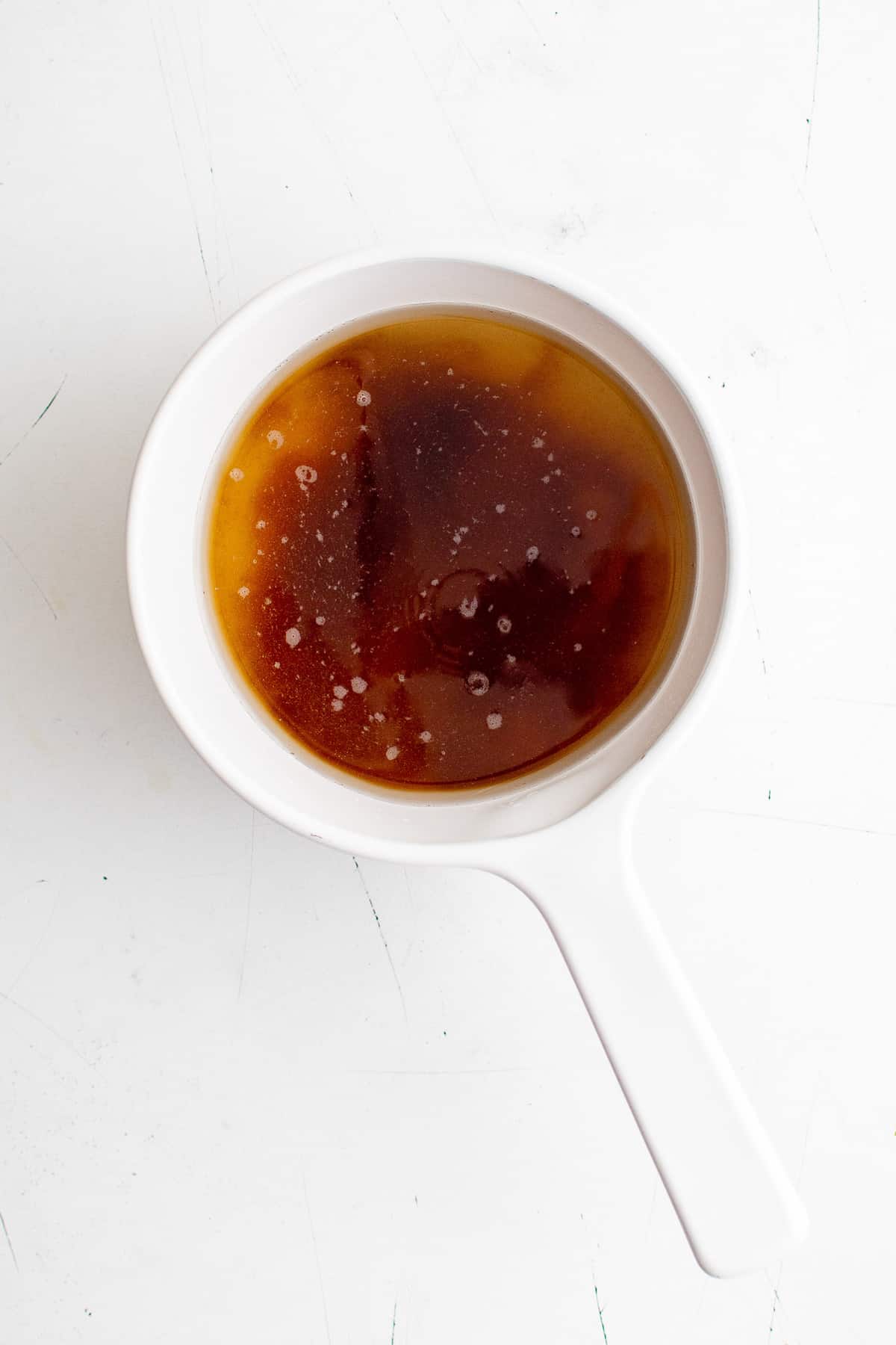 Olla blanca con jarabe de panqueques, aún sin cocinar.