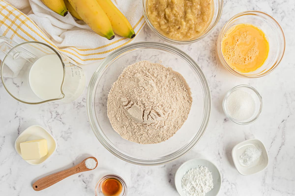 Vista aérea de los ingredientes necesarios para hacer panqueques.