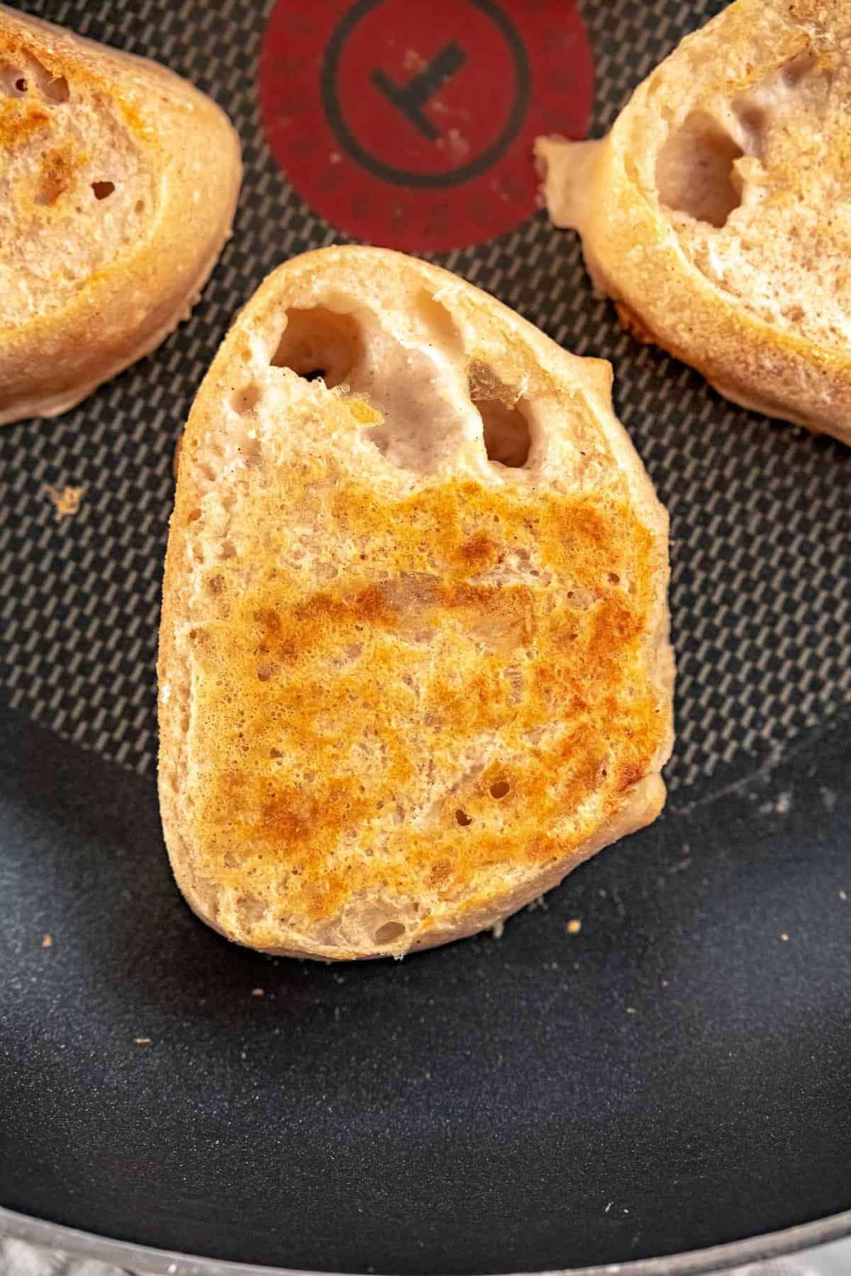 Tostadas francesas doradas en una sartén negra.