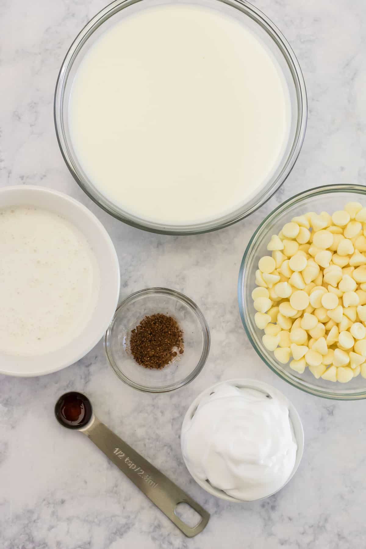 Ingredientes necesarios, incluyendo chispas de chocolate blanco.