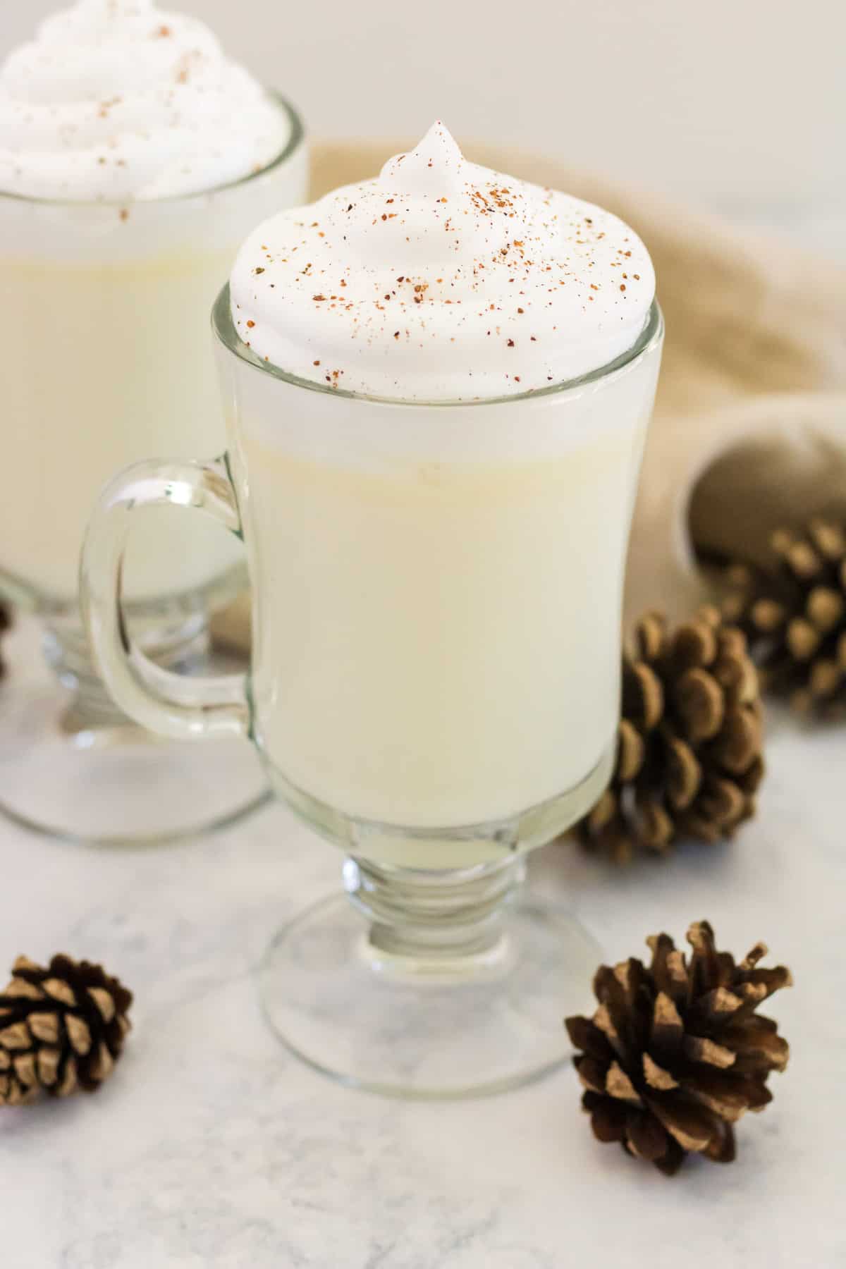 Chocolate blanco caliente estilizado con piñas.