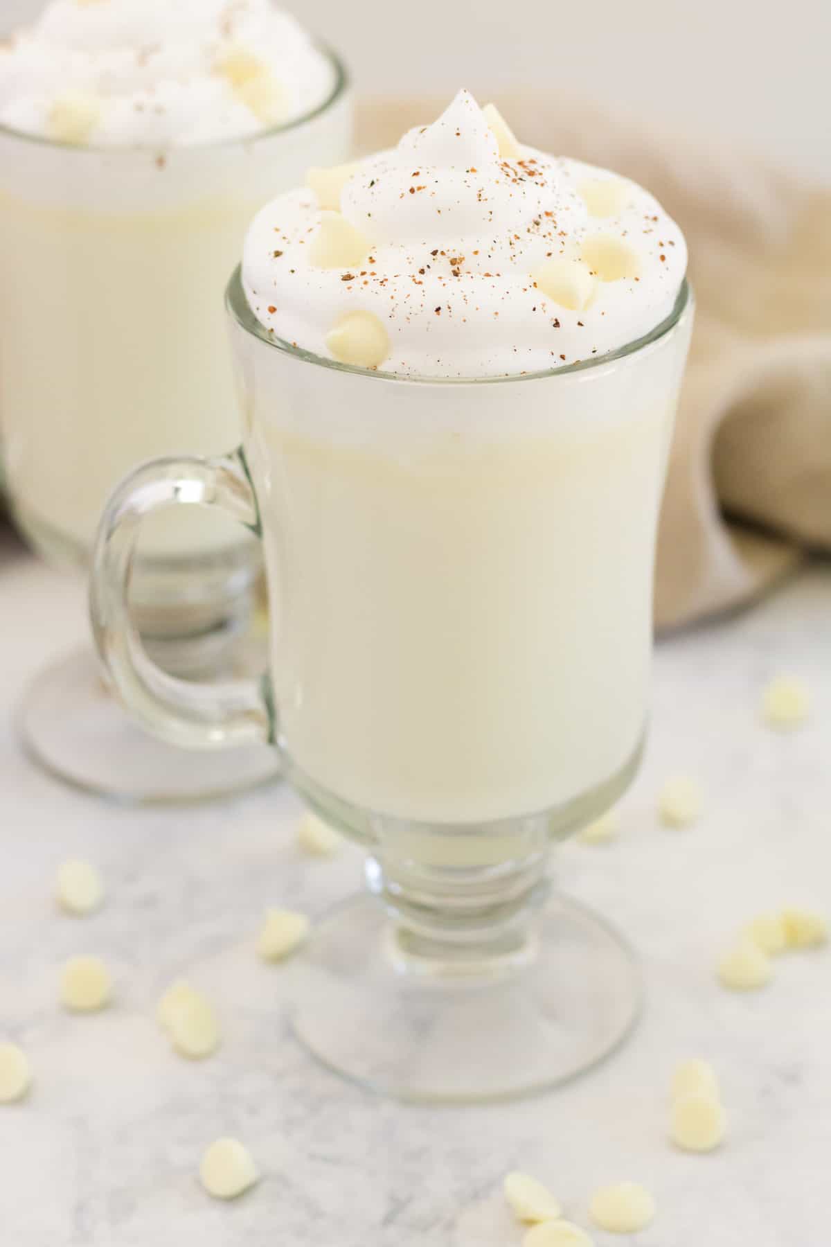 Taza de chocolate blanco caliente.