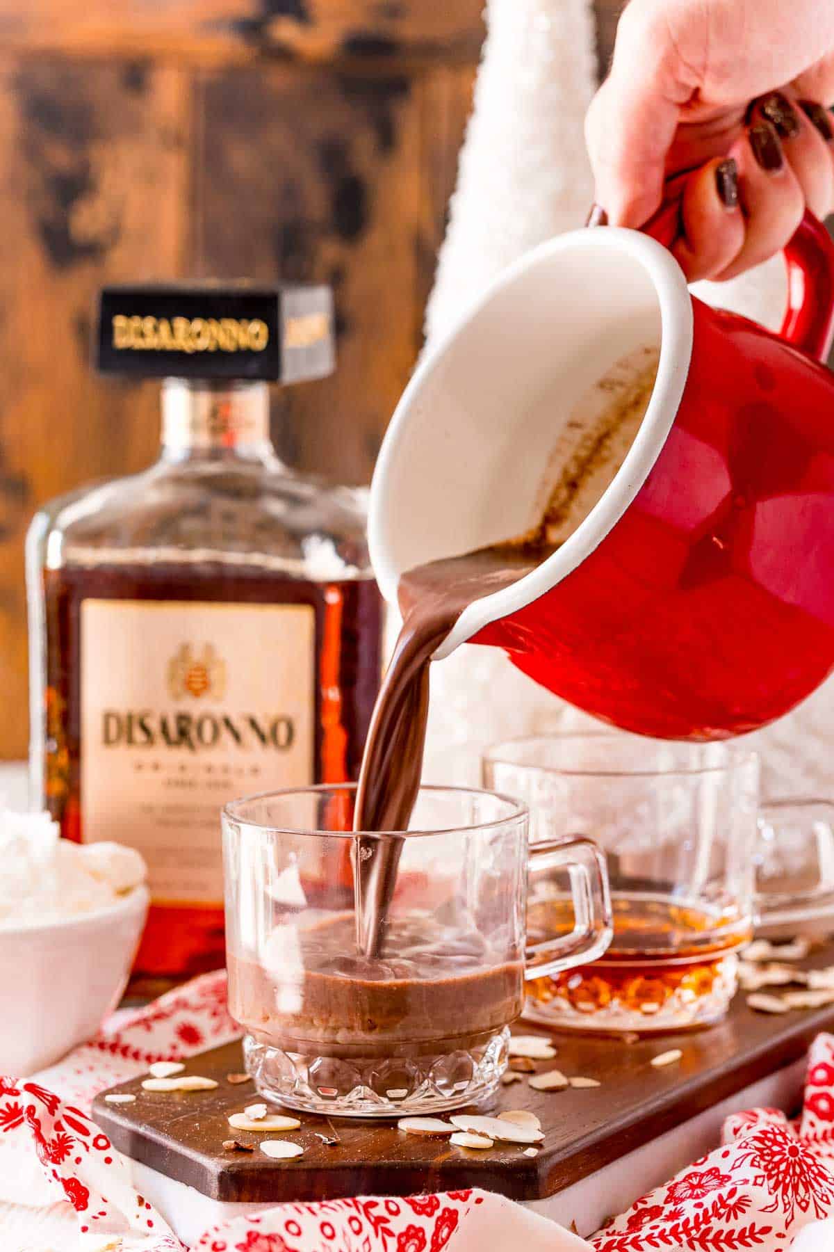 Chocolate caliente siendo vertido en una taza.