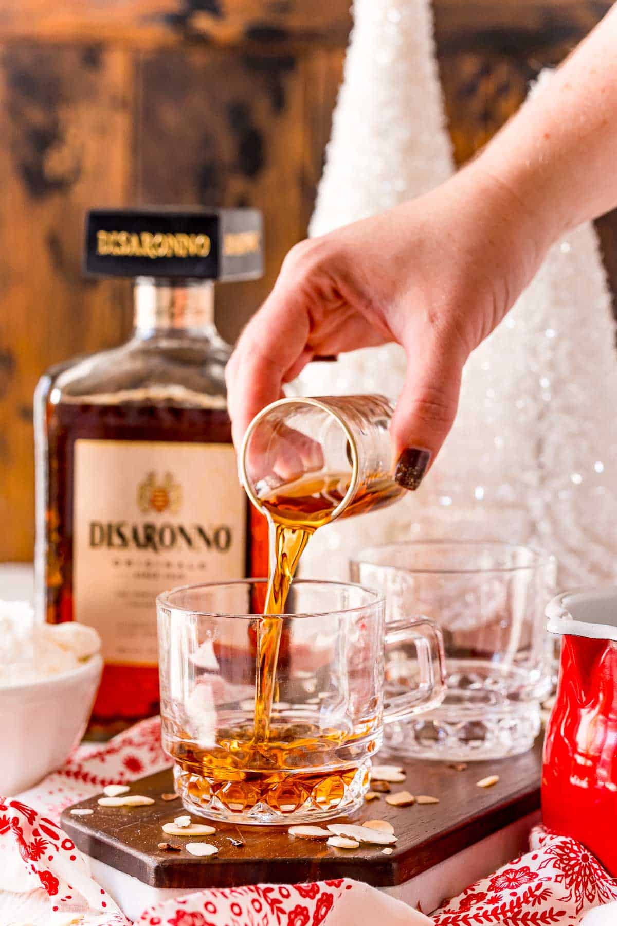 Licor de Amaretto siendo vertido en vasos.