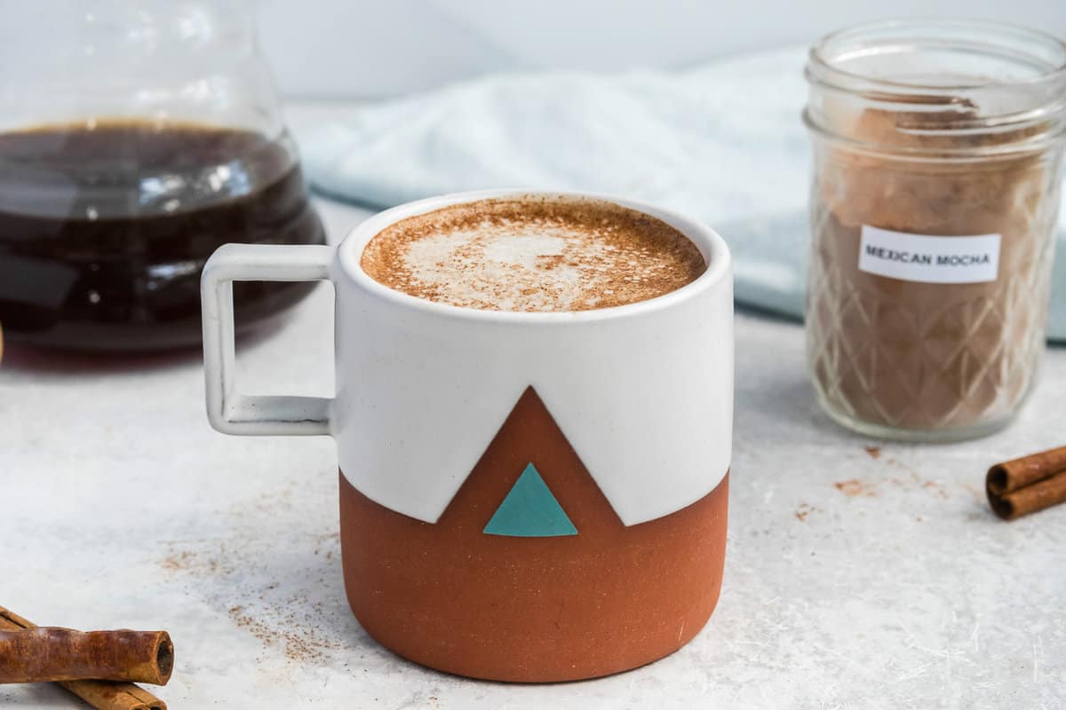 Mocha en una taza de cerámica.