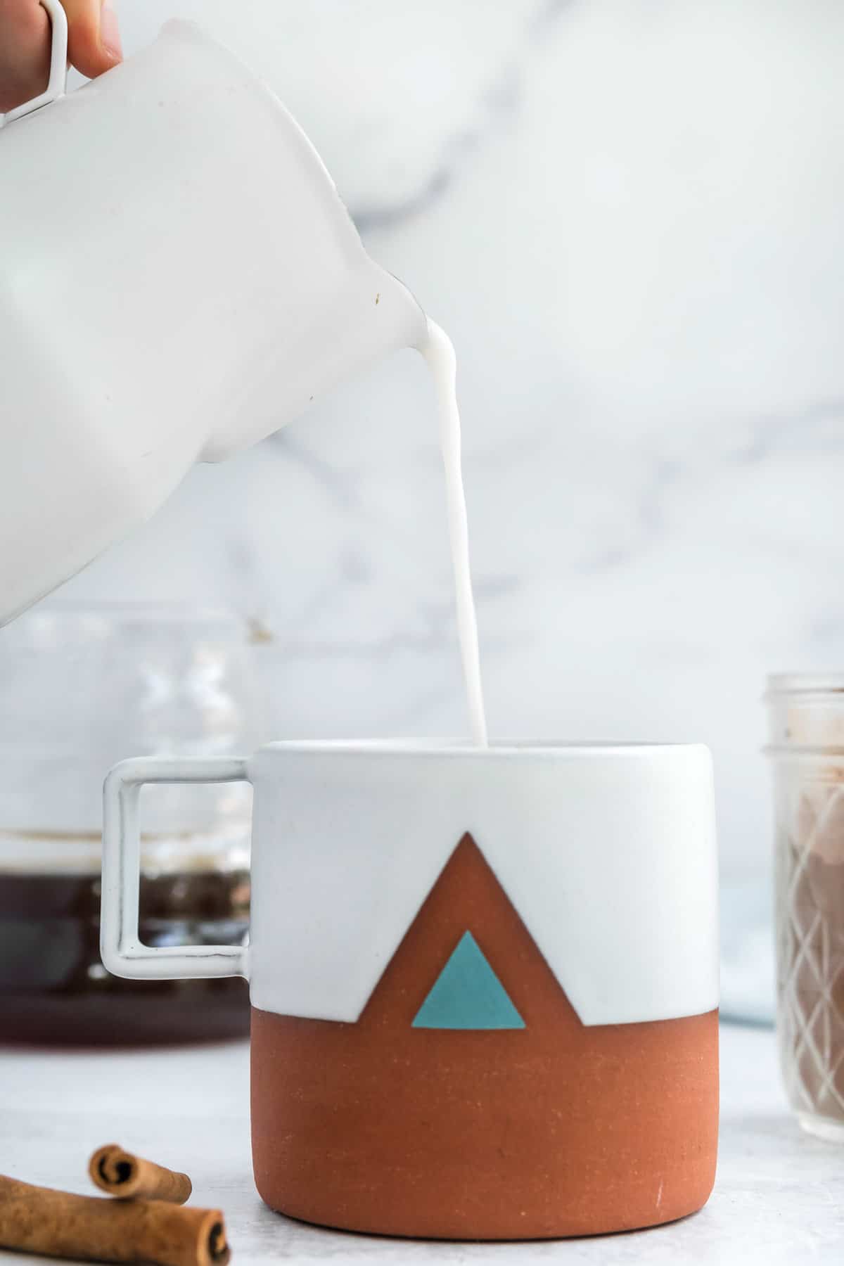 Leche siendo añadida a la taza.