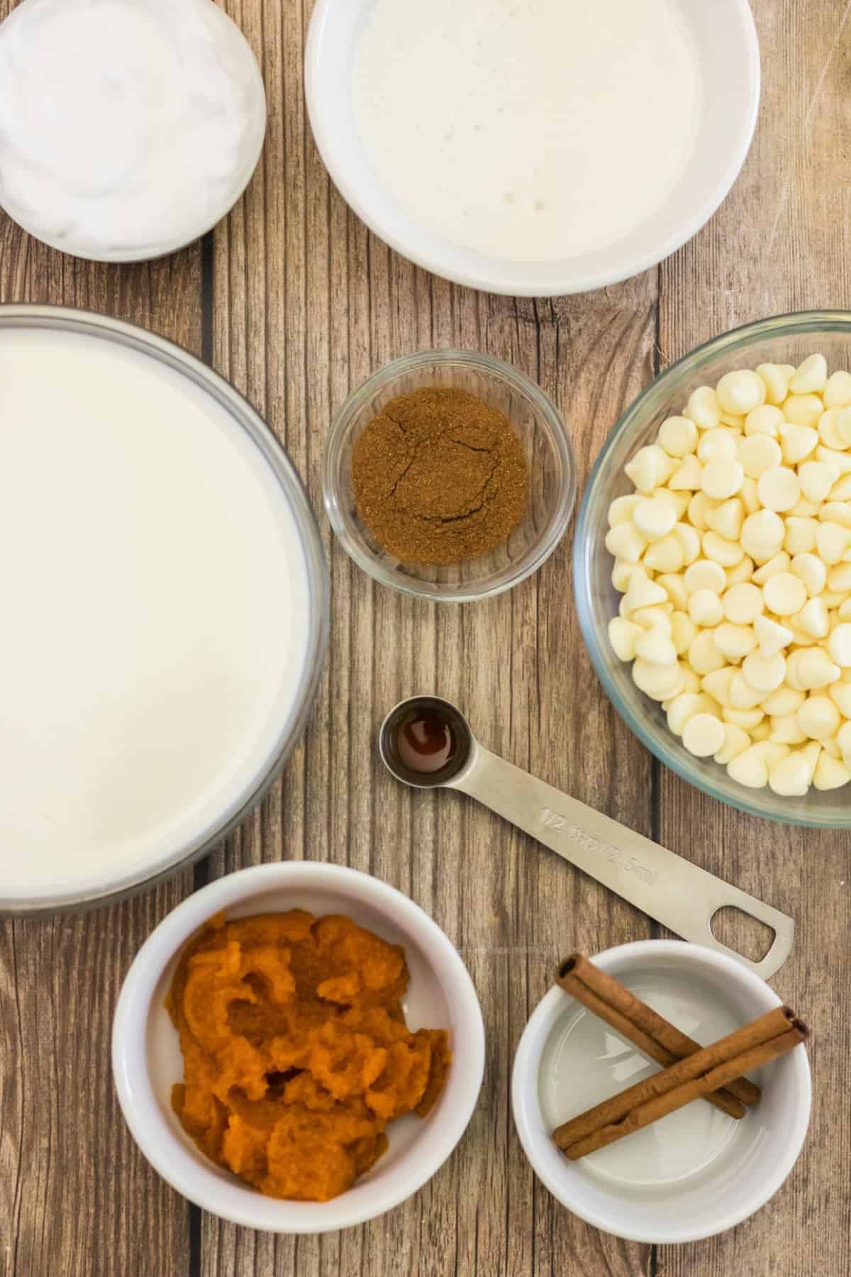 Vista aérea de los ingredientes necesarios para la receta sobre un fondo de madera.