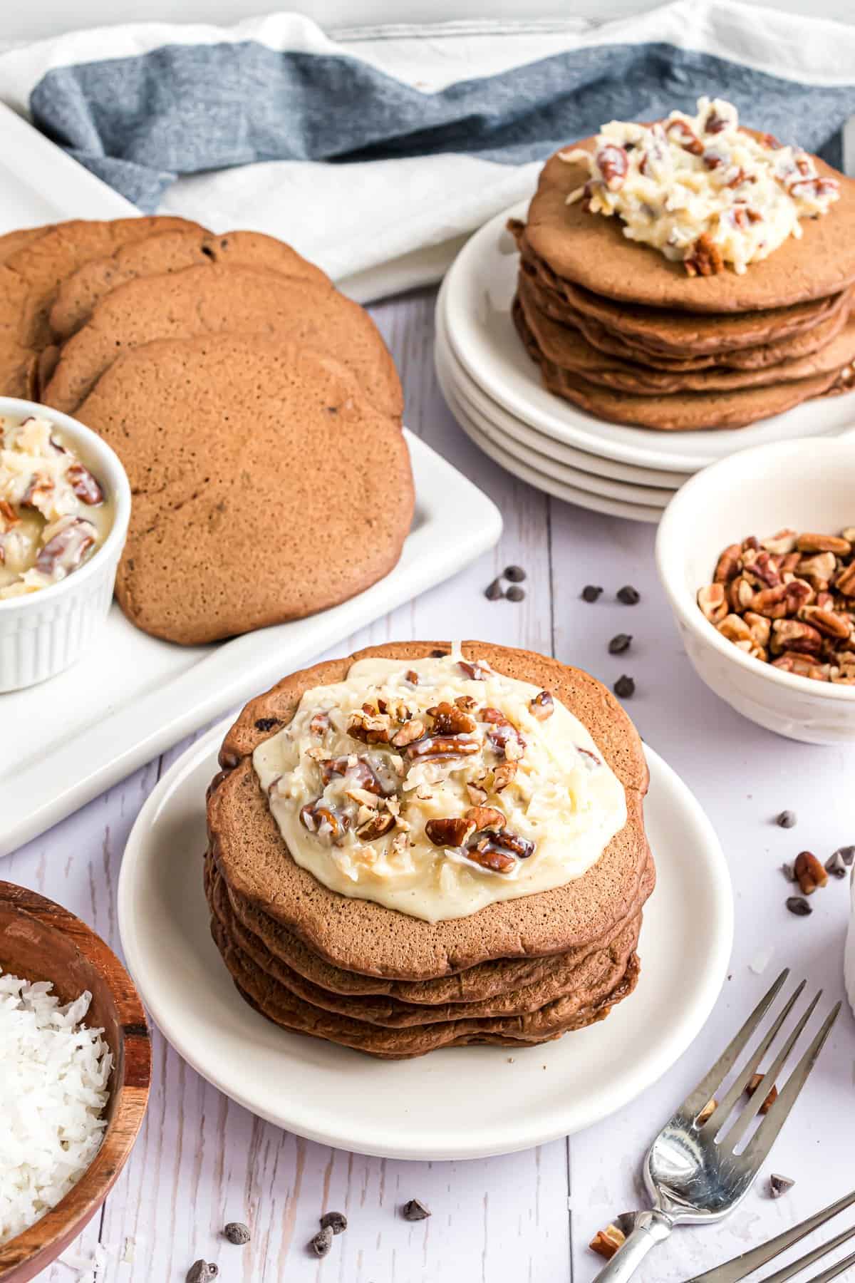 Panqueques, algunos con topping, algunos sin.