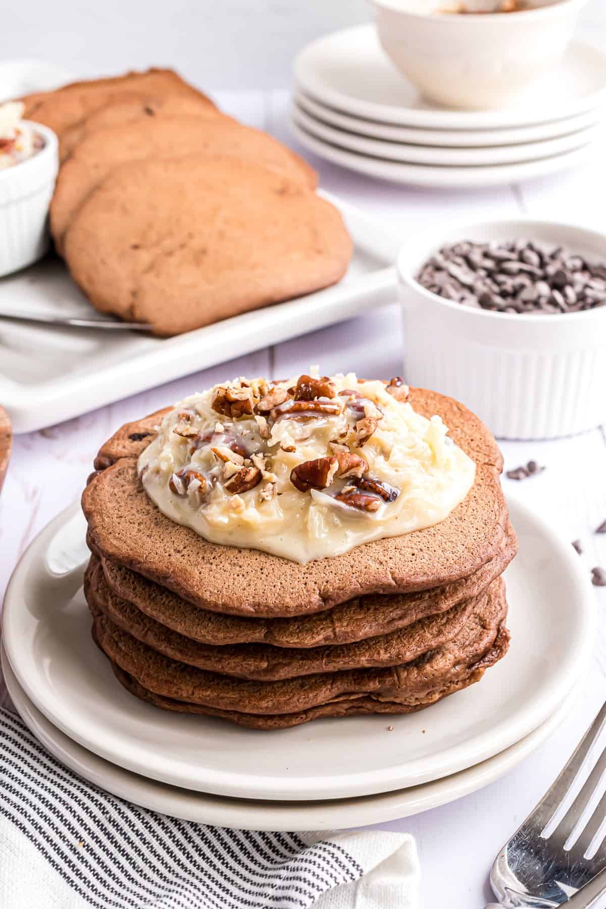 Montón de panqueques de chocolate con topping de pastel de chocolate alemán.
