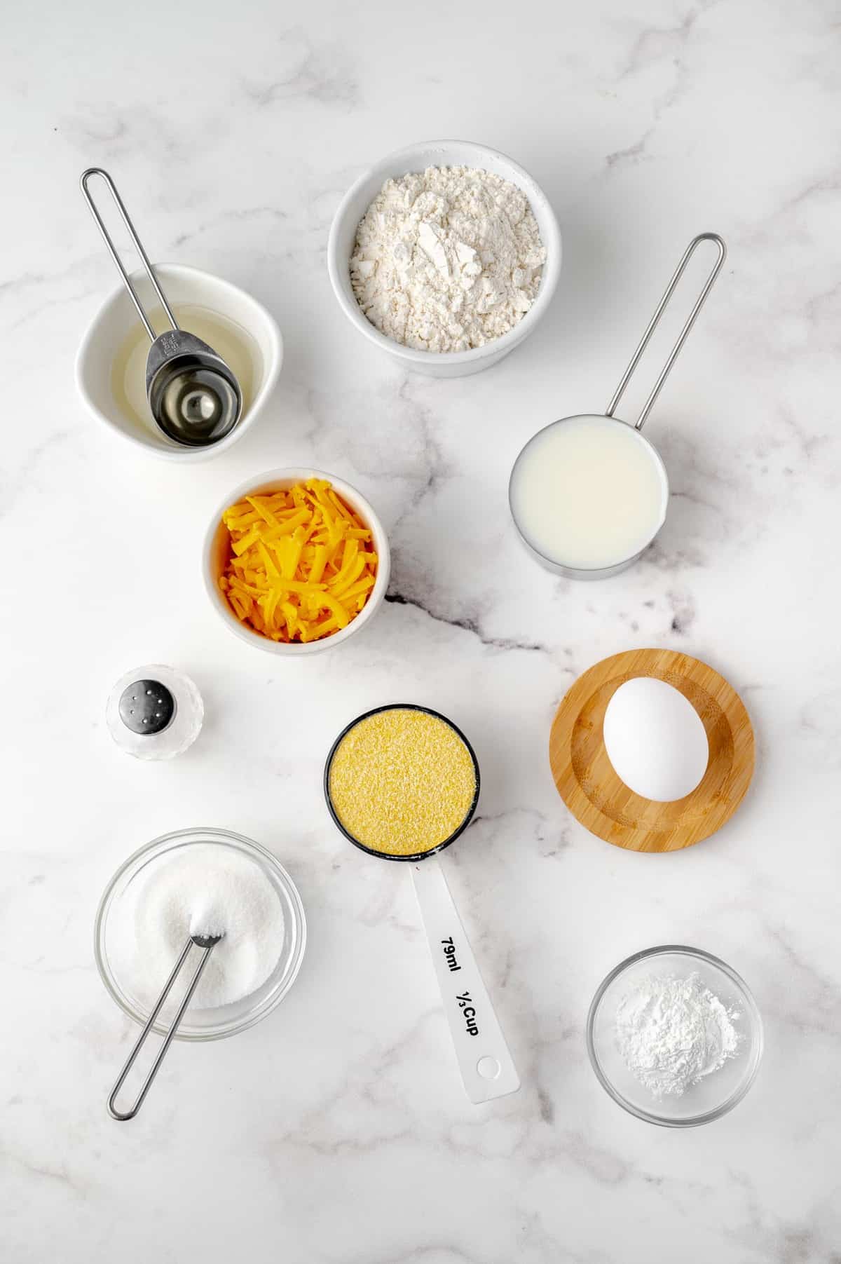 Ingredientes necesarios para la receta, incluyendo harina de maíz y queso cheddar.
