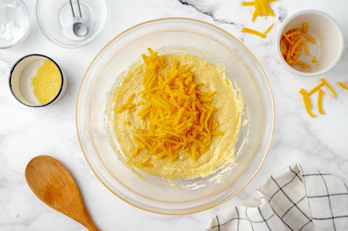 Queso añadido a la masa, aún no mezclado.