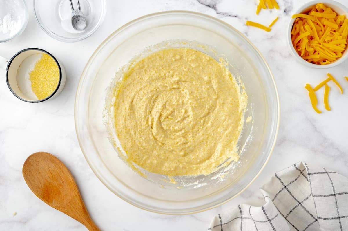 Masa en un tazón de vidrio transparente antes de agregar el queso.
