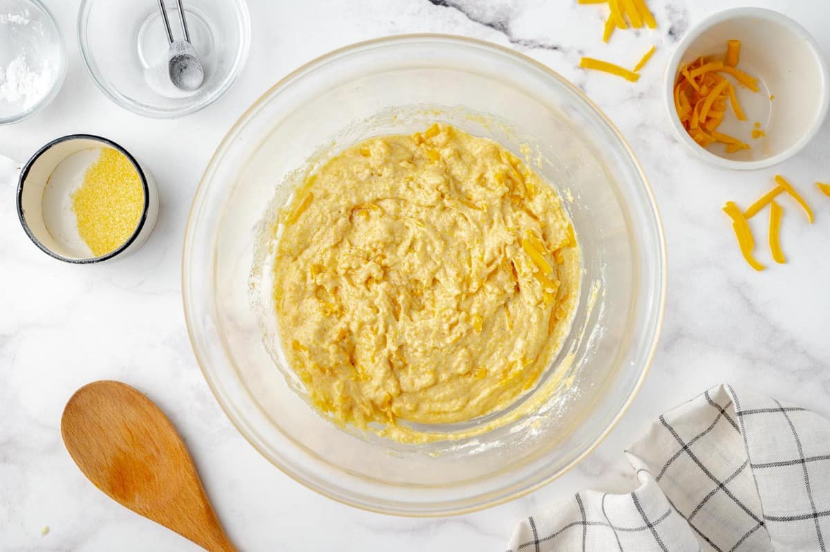 Queso incorporado a la masa de maíz.