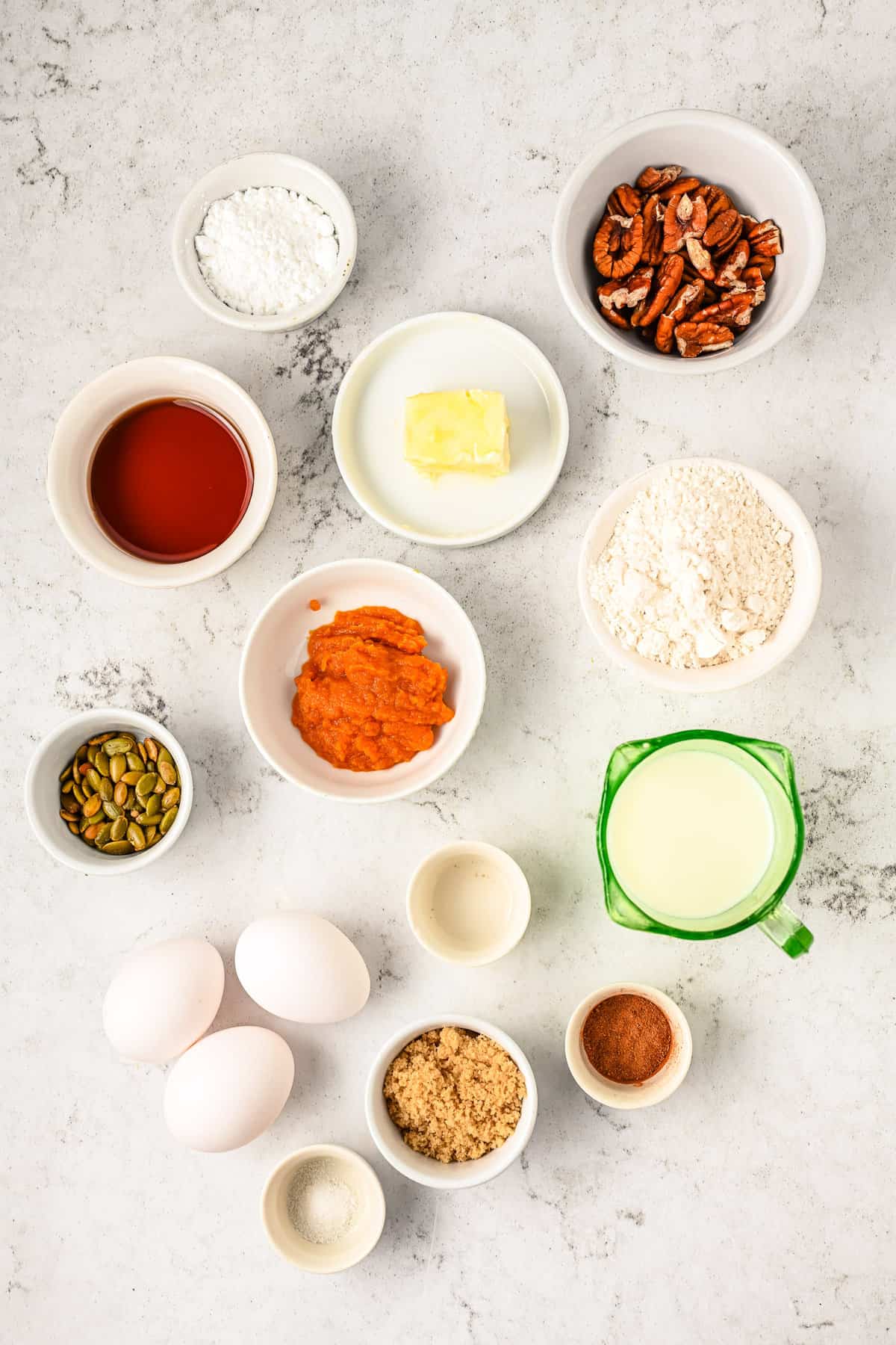 Ingredientes necesarios en diferentes recipientes.