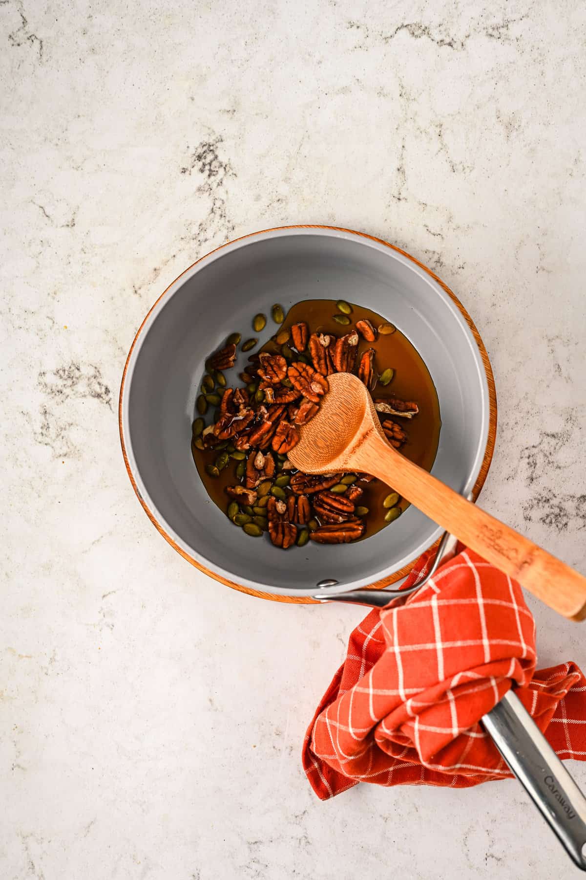 Topping de nueces en una cacerola.