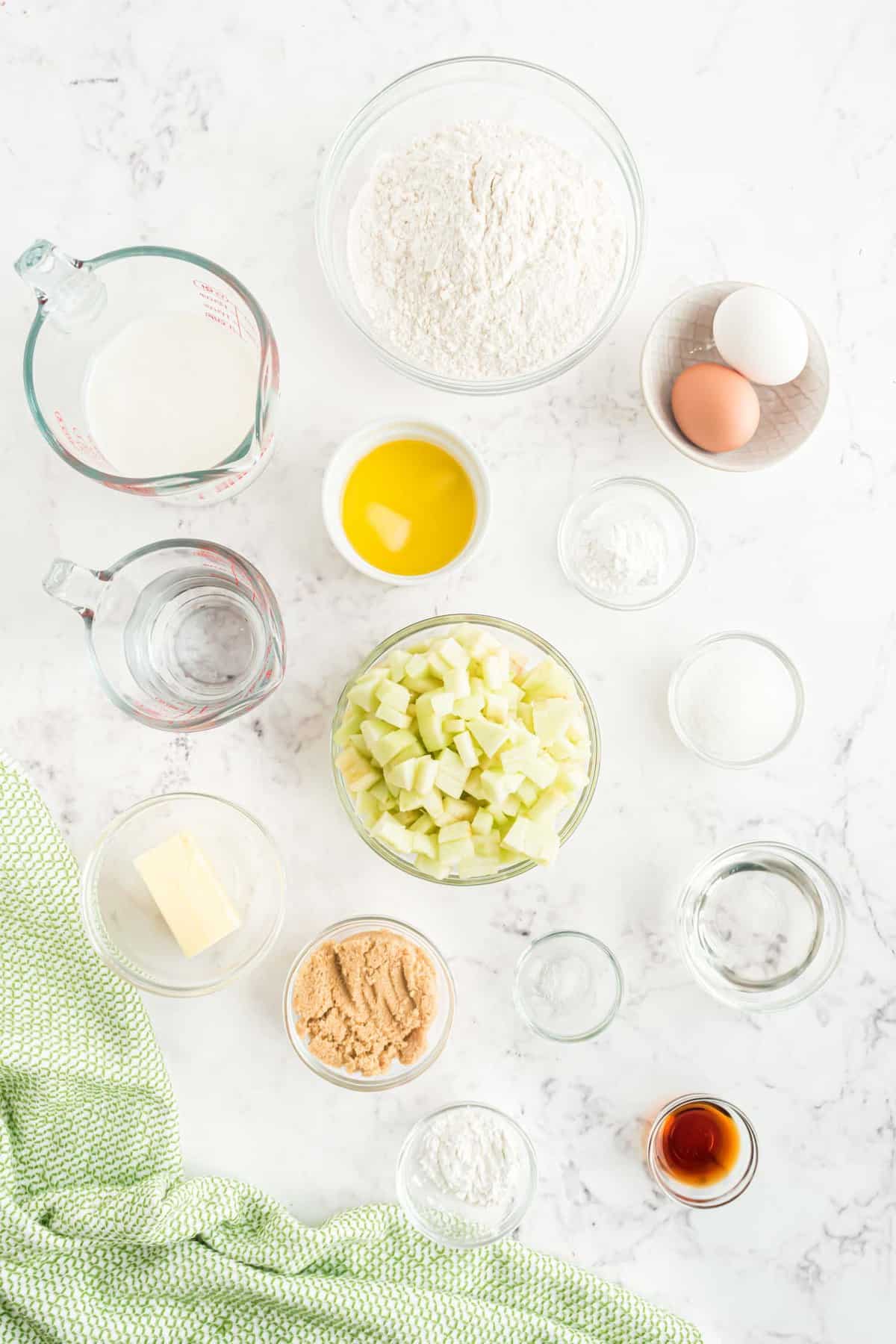 Ingredientes necesarios, incluyendo manzanas.