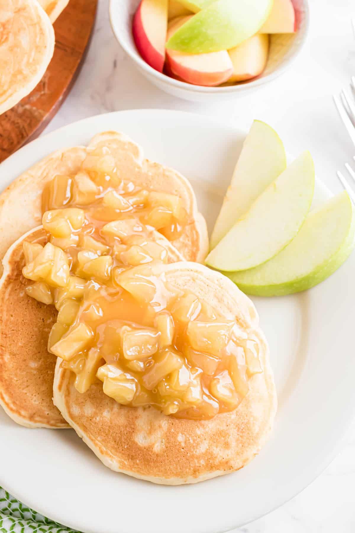 Panqueques con salsa de manzana con caramelo.