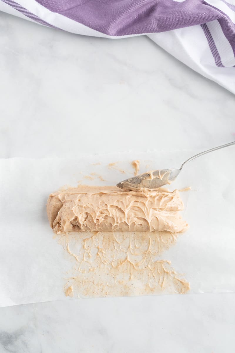 Mantequilla de canela y arce en forma de tronco sobre papel encerado.