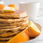 Panqueques de buttermilk de naranja con jarabe de naranja y arce