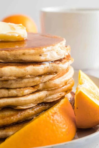 Panqueques de buttermilk de naranja con jarabe de naranja y arce