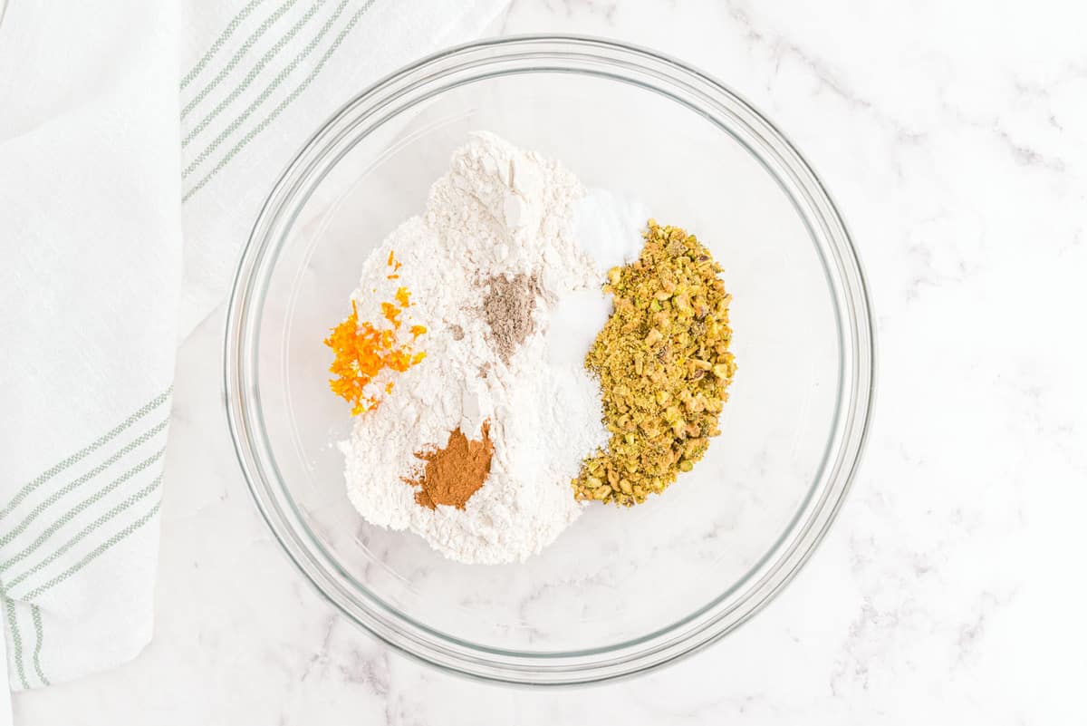 Ingredientes secos en un tazón de vidrio.