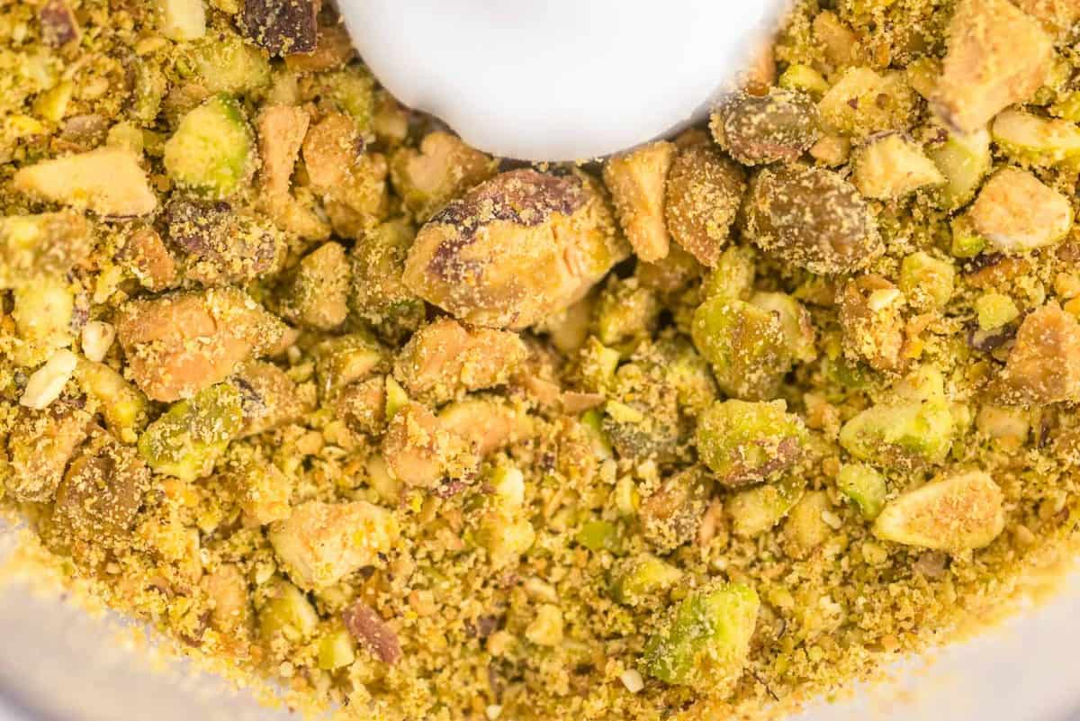 Primer plano de pistachos molidos.