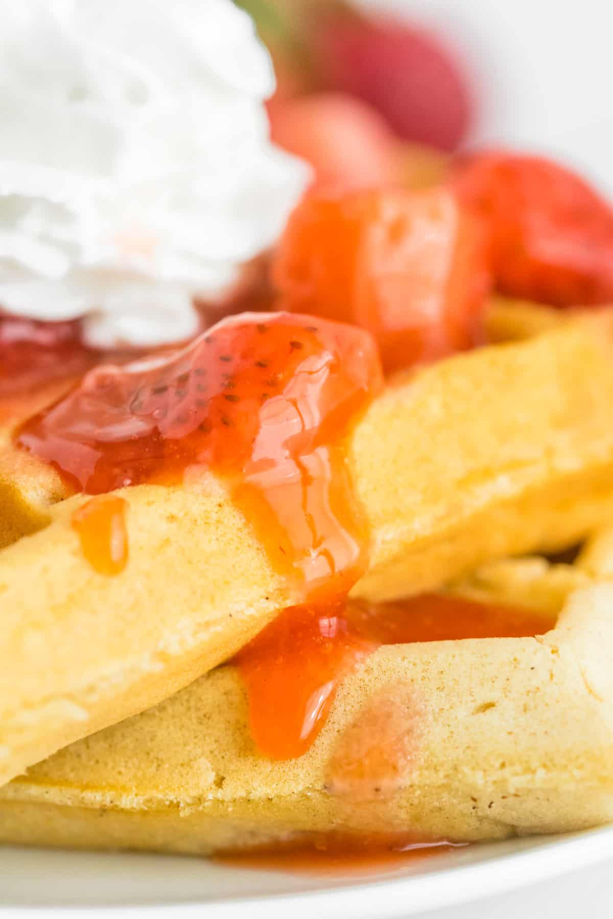 Salsa goteando por el lado de un waffle.