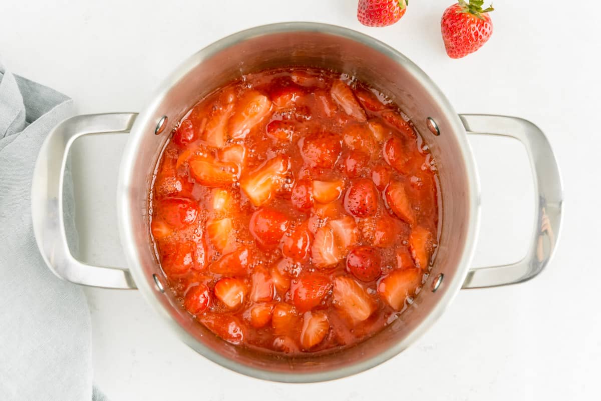 Cacerola llena de salsa de fresas.